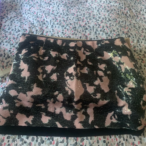 Beautiful embellished mini skirt - Picture 3 of 4